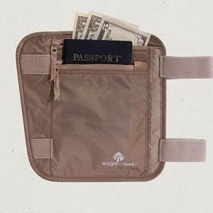 Eagle Creek Undercover Leg Wallet salatasku jalkaan khaki